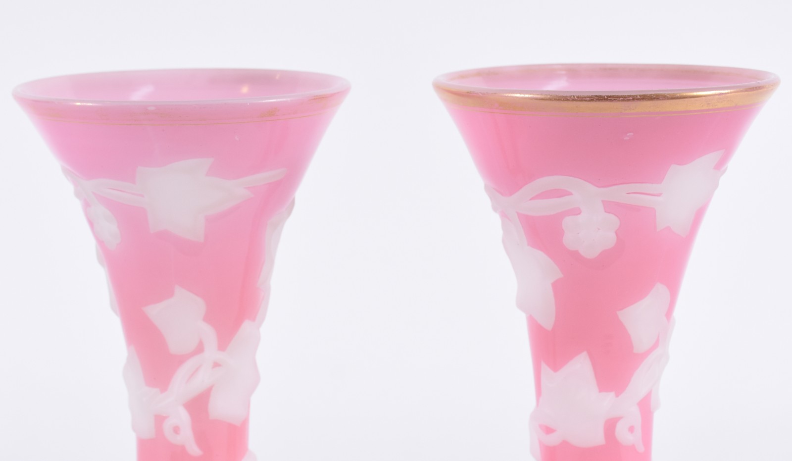 Par de elegantes vasos de opalina francesa Baccarat na cor rosa com... - foto 3 de 4