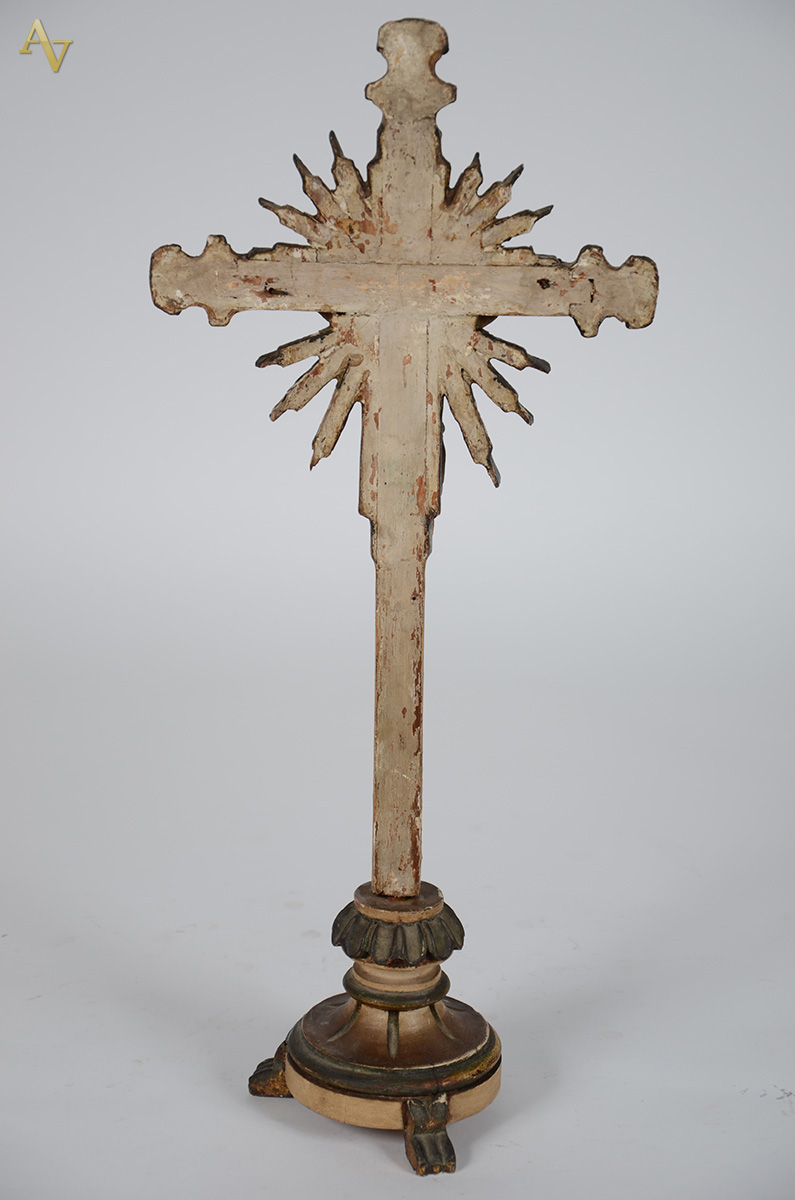 Crucifixo com figura de Cristo em madeira entalhada com realces... - foto 3 de 3