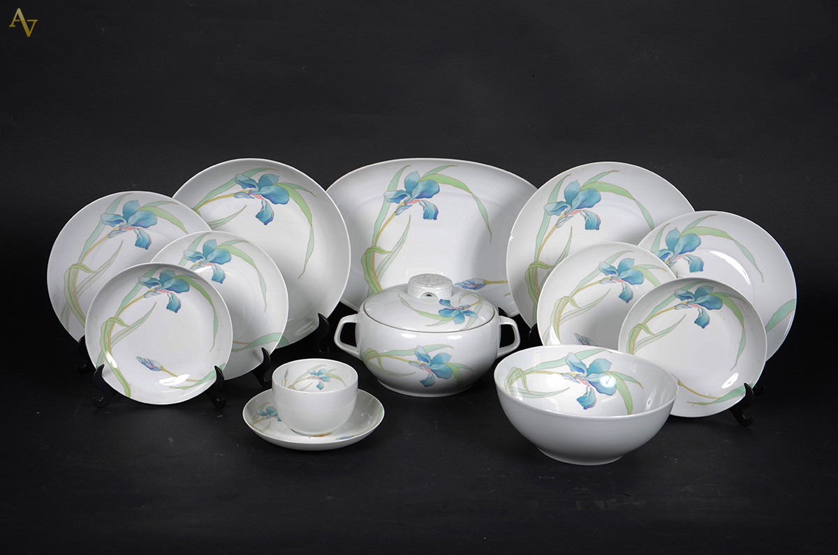 Aparelho de jantar em porcelana Limoges com 24 pratos rasos, 11...