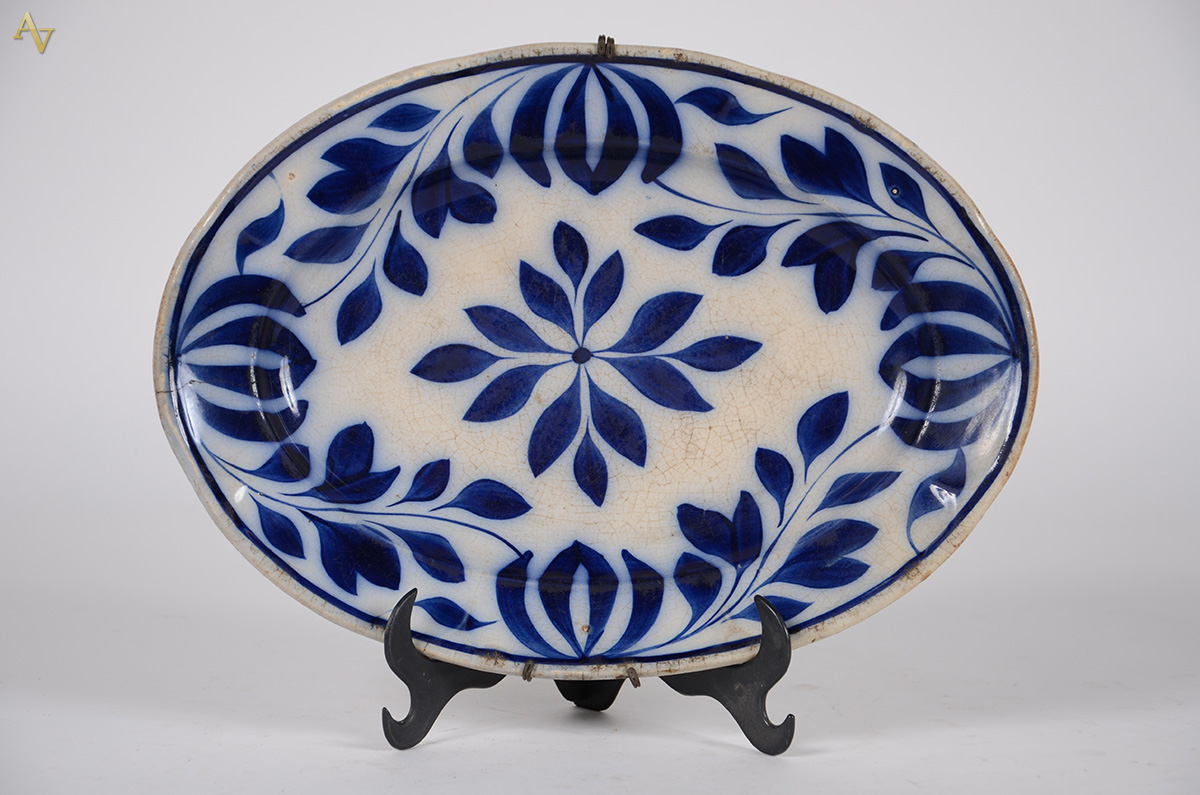 Grande travessa em porcelana azul e branco floral, feitio oval... - foto 1 de 2