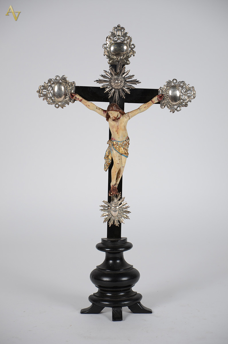 Antigo Crucifixo em madeira escura com figura de Cristo ricamente... - foto 1 de 2