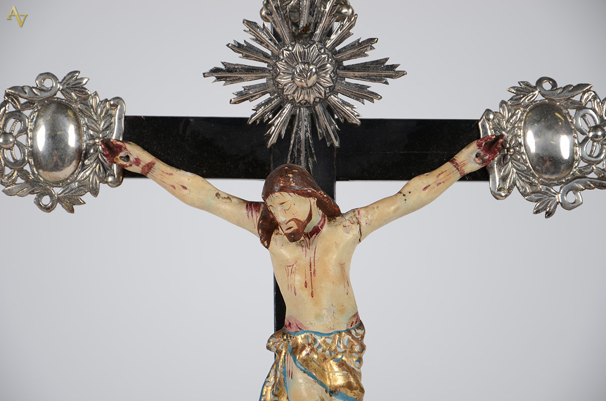 Antigo Crucifixo em madeira escura com figura de Cristo ricamente... - foto 2 de 2