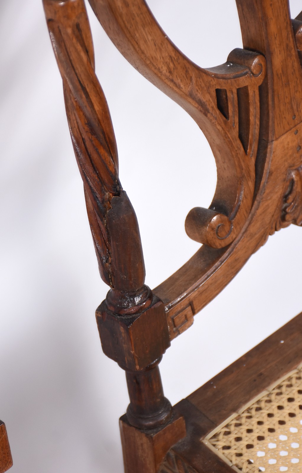 Conjunto com seis antigas cadeiras de madeira nobre, pernas frontais... - foto 3 de 5