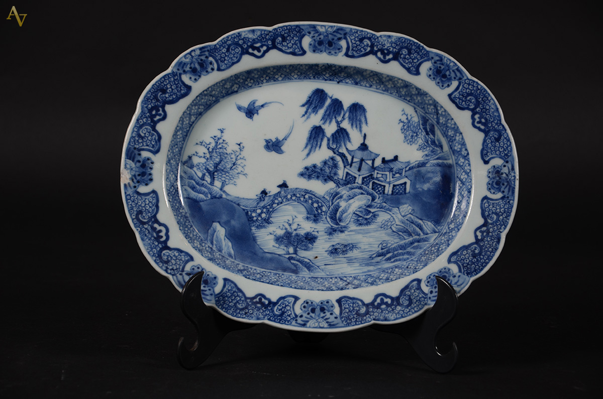 Pequena travessa de porcelana chinesa azul e branca decorada com... - foto 1 de 2