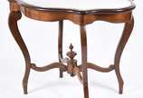 Mesa de apresentação de madeira nobre, estilo L... - Mesa de apresentação de madeira nobre, estilo Luis Felipe, borda recortada com tampo de mármore, apoio em quatro pernas recurvas ligadas por tra...