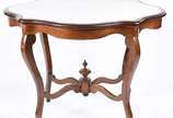 Mesa de apresentação de madeira nobre, estilo L... - Mesa de apresentação de madeira nobre, estilo Luis Felipe, borda recortada com tampo de mármore, apoio em quatro pernas recurvas ligadas por tra...