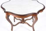 Mesa de apresentação de madeira nobre, estilo L... - Mesa de apresentação de madeira nobre, estilo Luis Felipe, borda recortada com tampo de mármore, apoio em quatro pernas recurvas ligadas por tra...