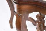 Mesa de apresentação de madeira nobre, estilo L... - Mesa de apresentação de madeira nobre, estilo Luis Felipe, borda recortada com tampo de mármore, apoio em quatro pernas recurvas ligadas por tra...
