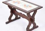 Mesa auxiliar de madeira nobre com tampo de azu... - Mesa auxiliar de madeira nobre com tampo de azulejos.
