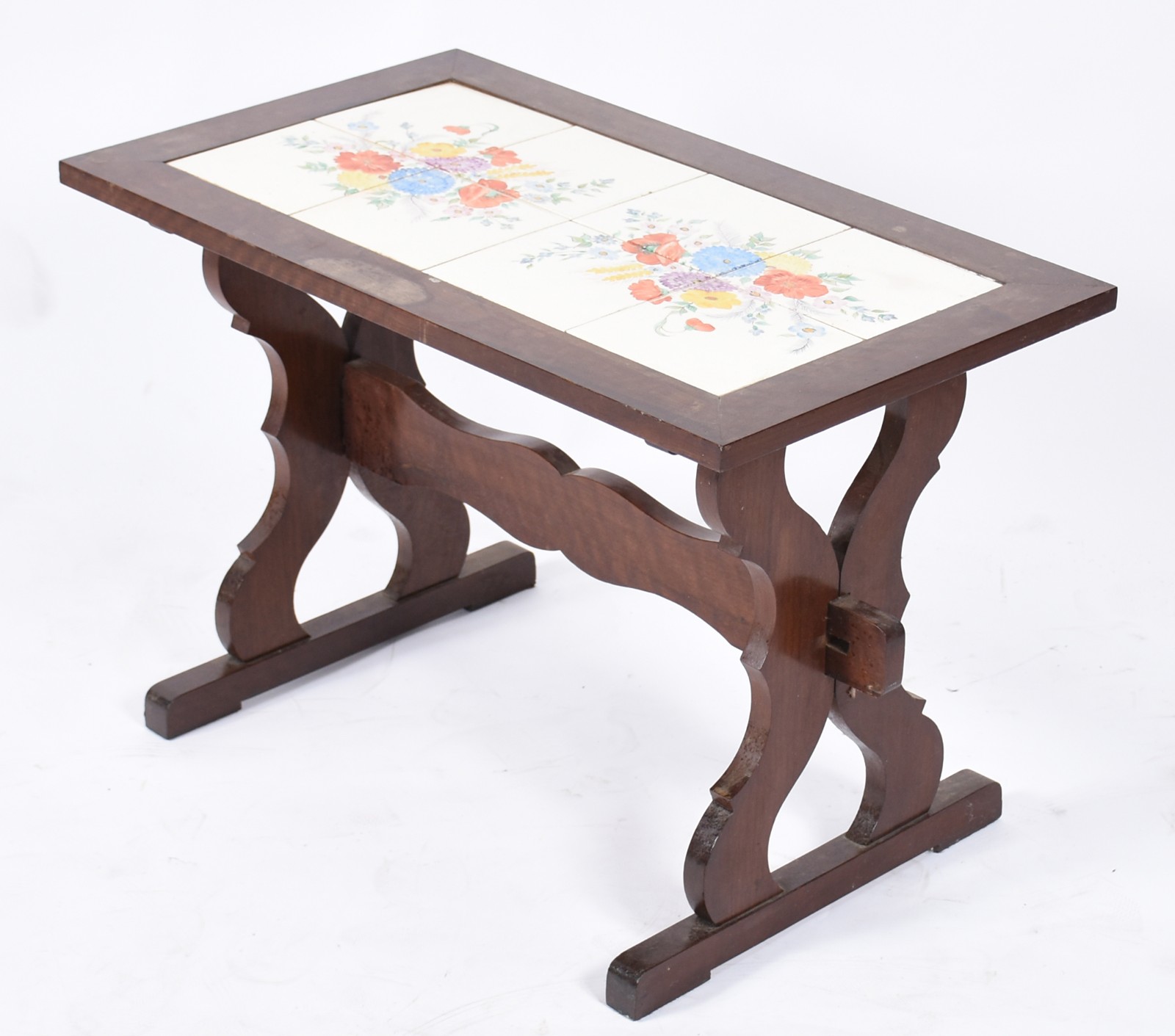 Mesa auxiliar de madeira nobre com tampo de azulejos. - foto 1 de 5