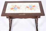Mesa auxiliar de madeira nobre com tampo de azu... - Mesa auxiliar de madeira nobre com tampo de azulejos.