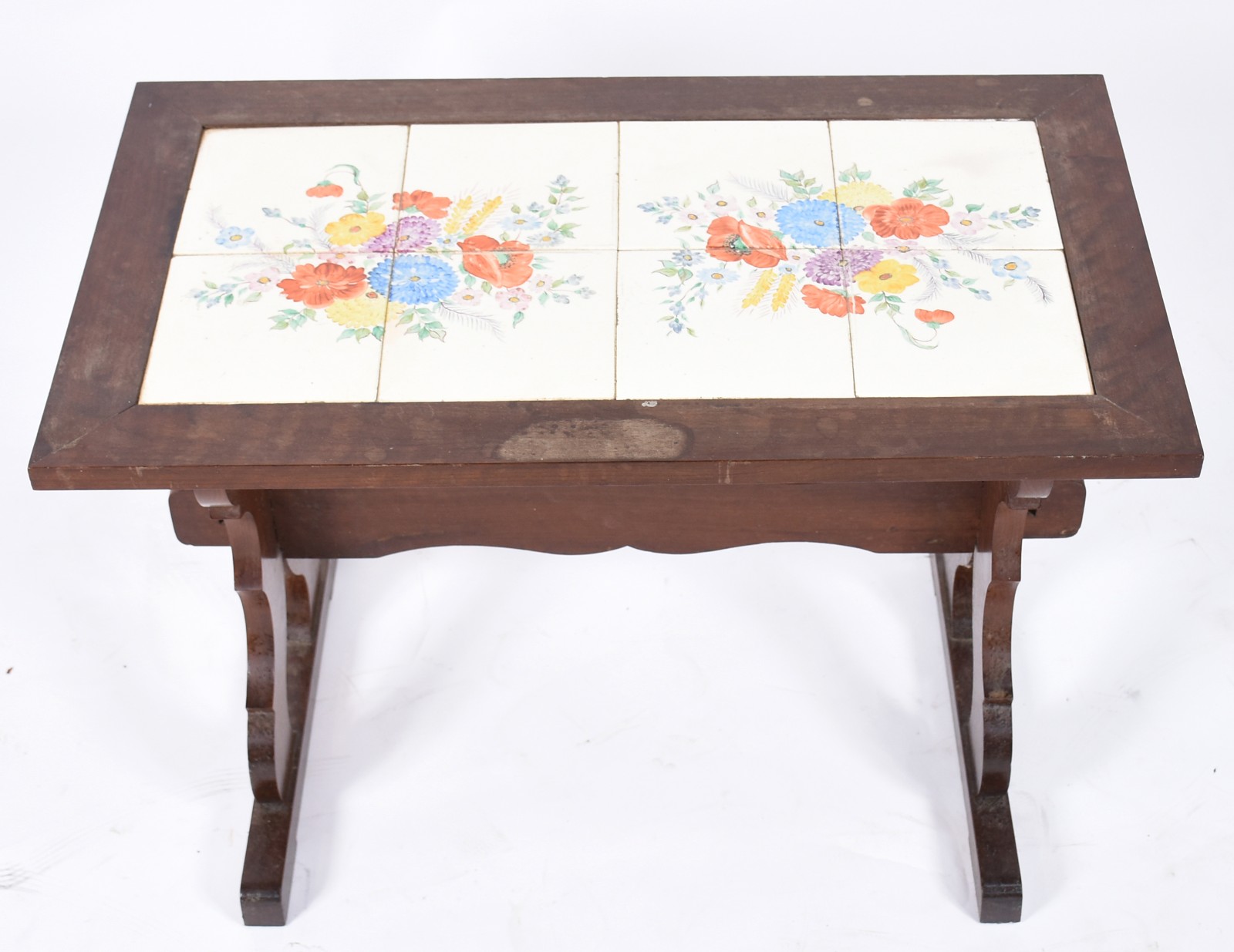 Mesa auxiliar de madeira nobre com tampo de azulejos. - foto 2 de 5