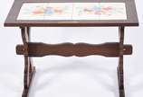 Mesa auxiliar de madeira nobre com tampo de azu... - Mesa auxiliar de madeira nobre com tampo de azulejos.