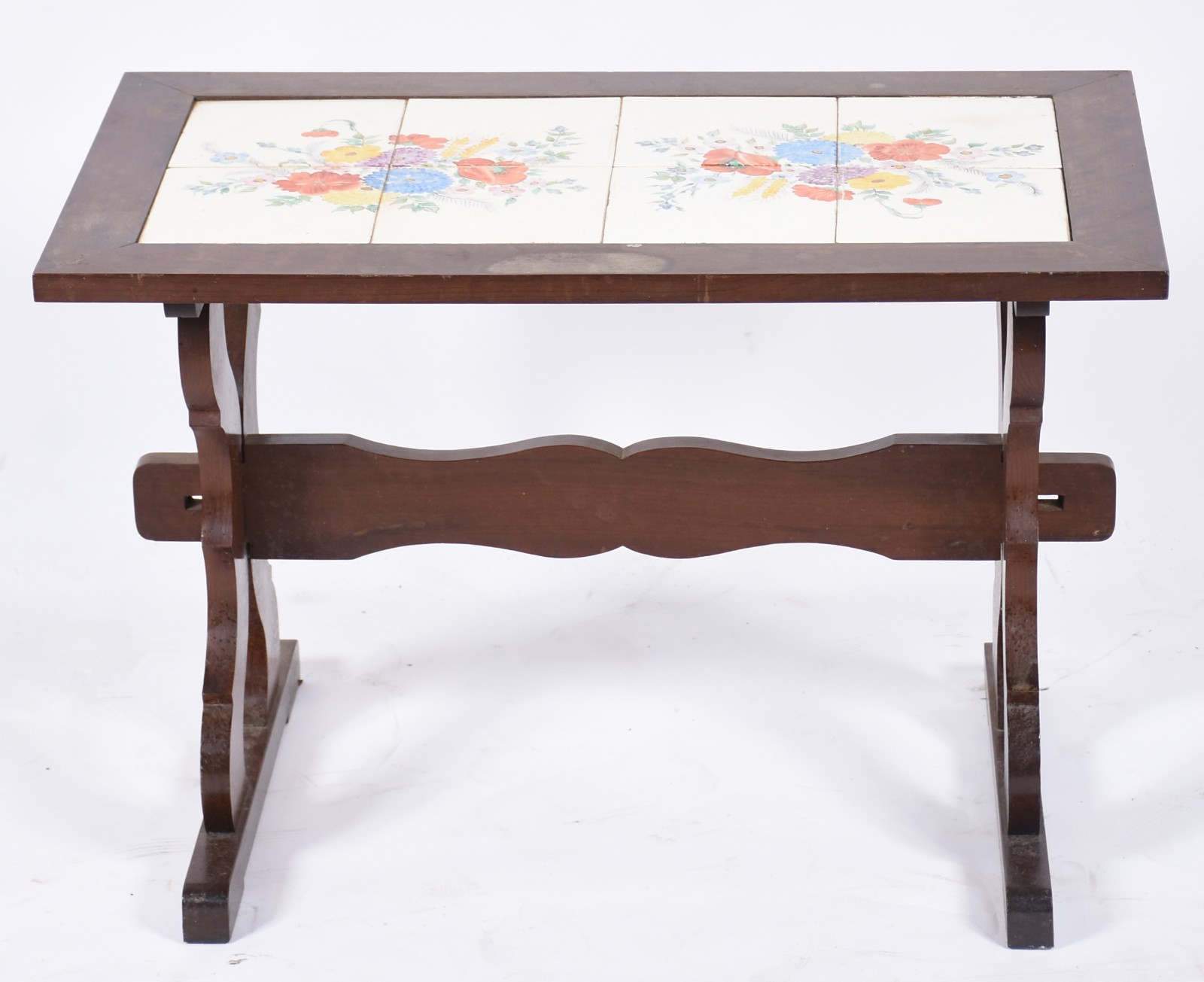 Mesa auxiliar de madeira nobre com tampo de azulejos. - foto 4 de 5