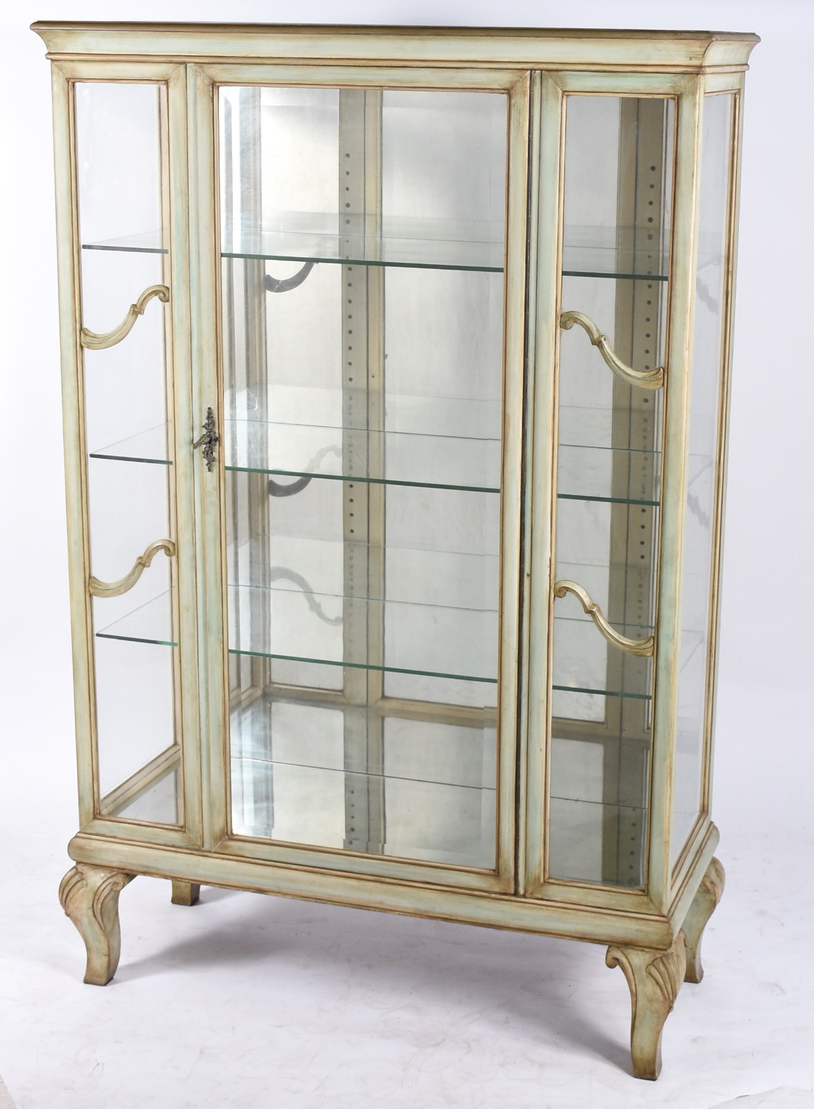 Vitrine de madeira nobre patinada com portas e laterais de vidro... - foto 2 de 5