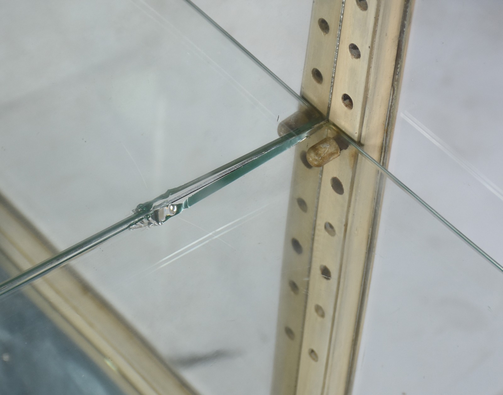 Vitrine de madeira nobre patinada com portas e laterais de vidro... - foto 3 de 5