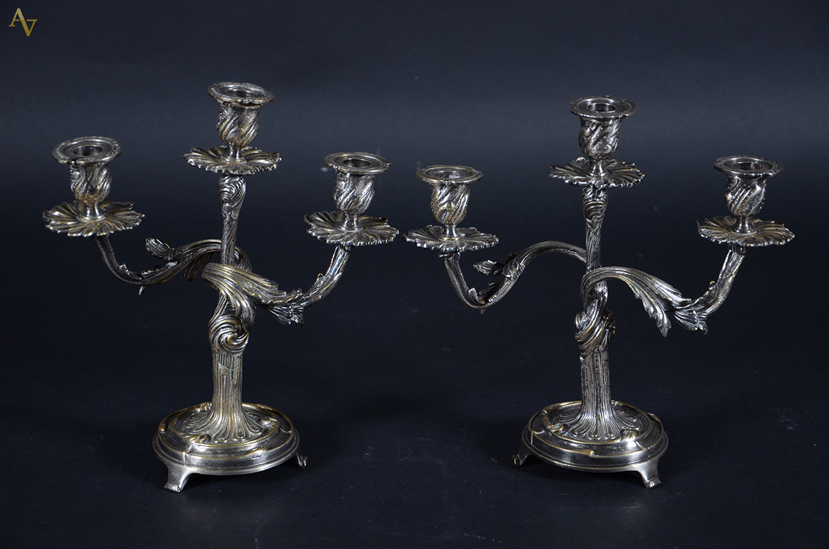 Par de Castiçais para 3 velas em metal prateado. Altura: 27 cm