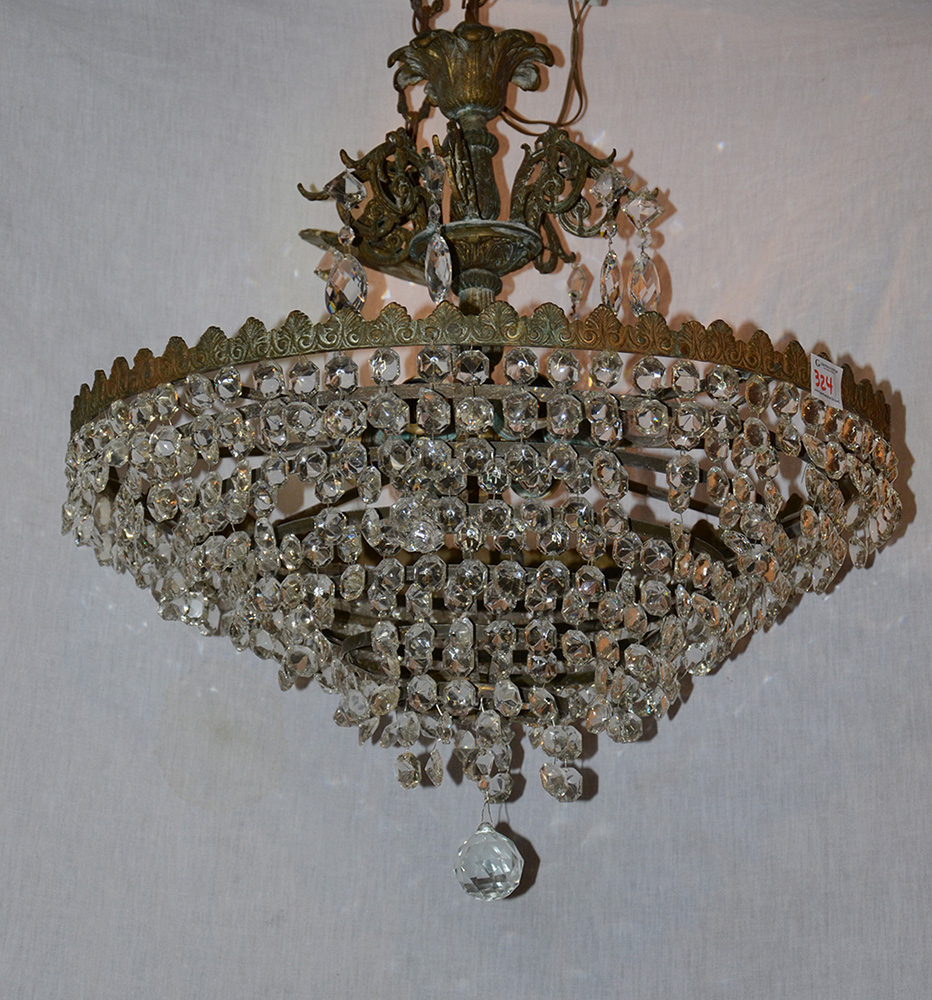 Lustre estilo império com estrutura de metal dourado e contas de...