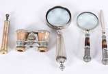 Quatro enfeites de mesa de metal, sendo: 2 lupa... - Quatro enfeites de mesa de metal, sendo: 2 lupas, cortador de papel, binóculo para teatro de madrepérola com alça solta.