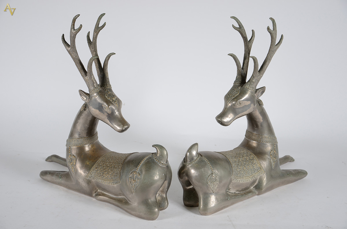 Par de esculturas em bronze chinês prateado representando Cervos... - foto 2 de 2