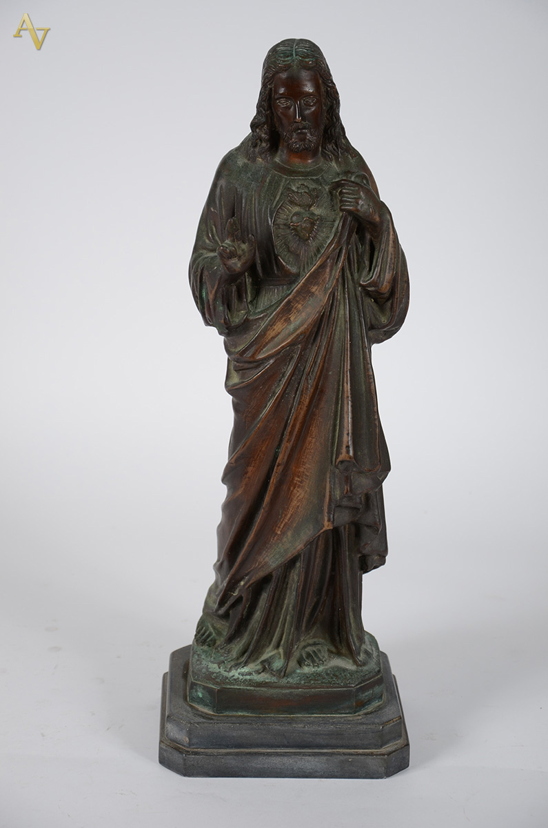 Escultura em bronze representando Sagrado Coração. Altura: 54 cm - foto 1 de 3