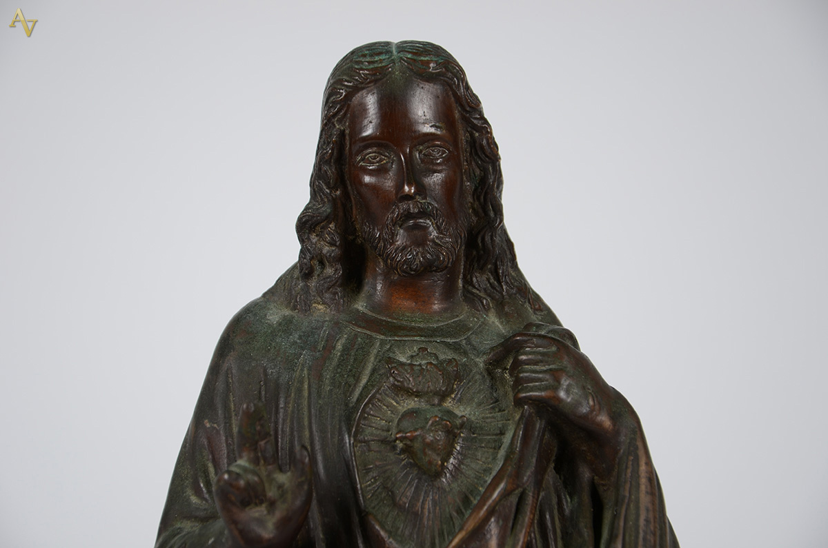 Escultura em bronze representando Sagrado Coração. Altura: 54 cm - foto 2 de 3