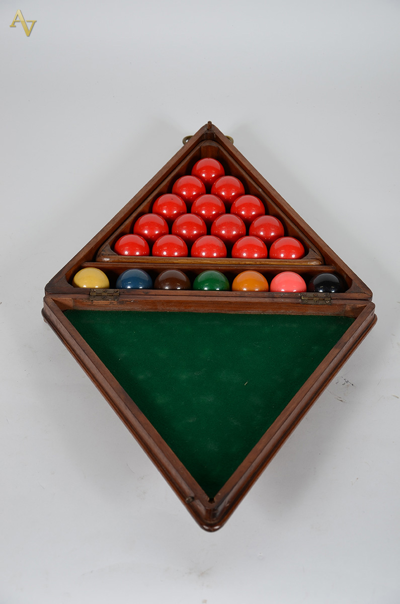 Antiga caixa de bilhar com 22 bolas originais, caixa feitio... - foto 2 de 2