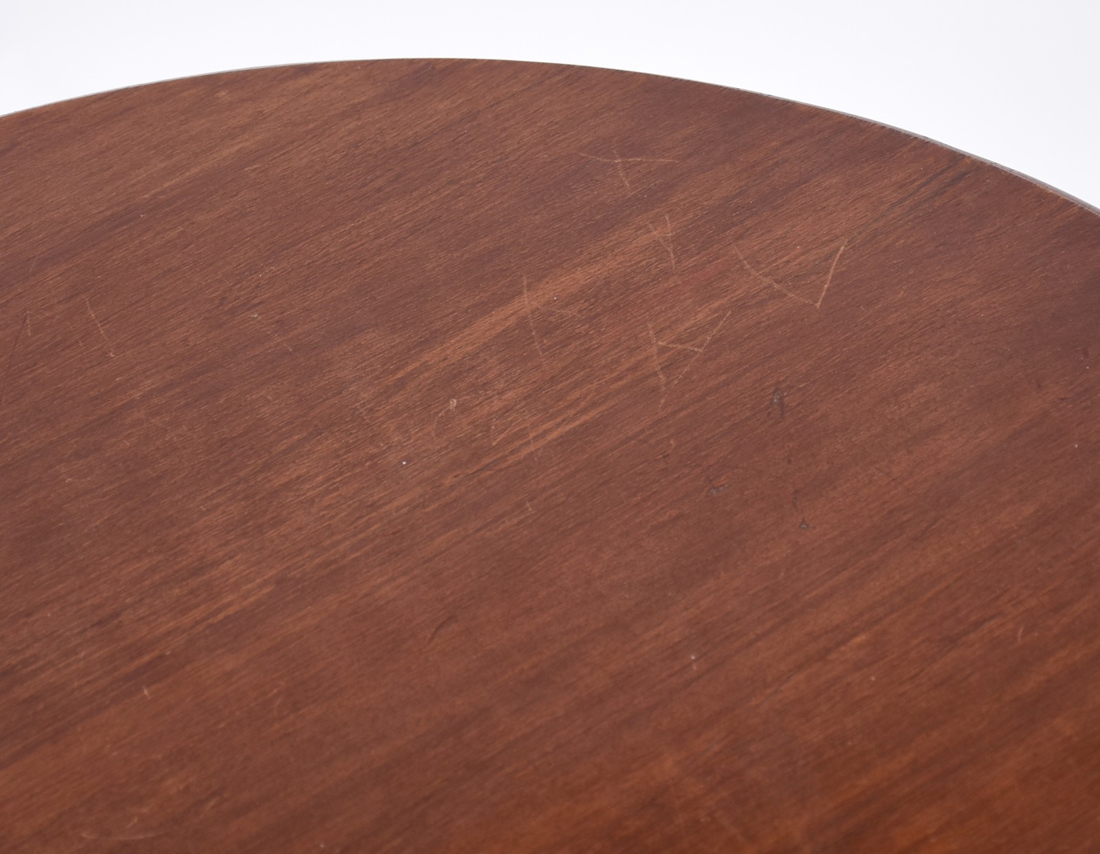 Mesa redonda de madeira nobre, detalhes filetados, pernas retas... - foto 4 de 4