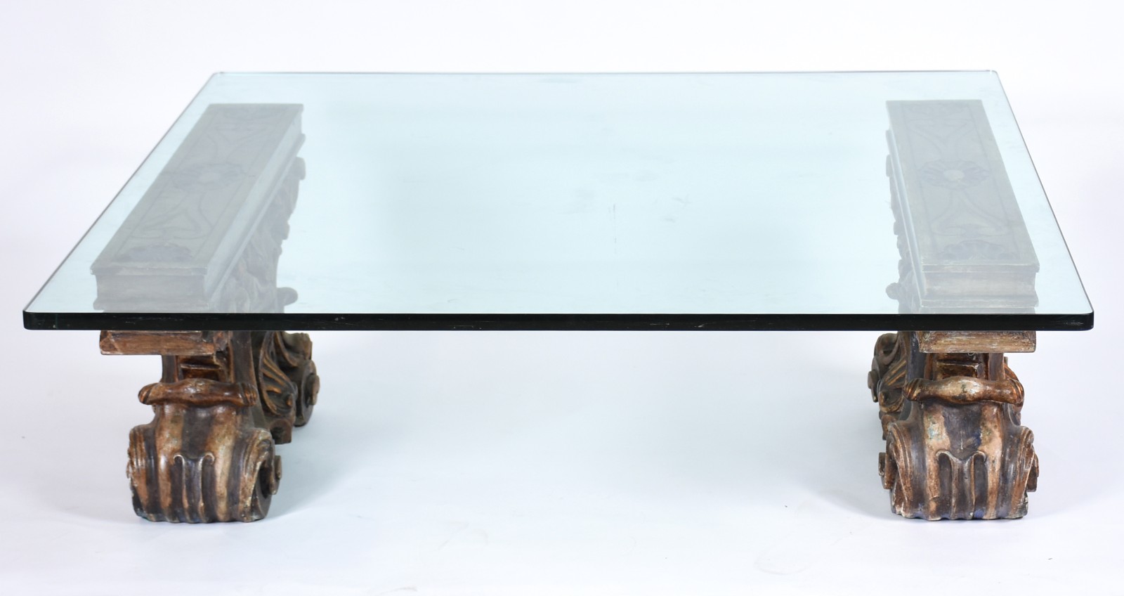 Mesa de centro com 2 pés de madeira entalhada e dourada e tampo de... - foto 2 de 3