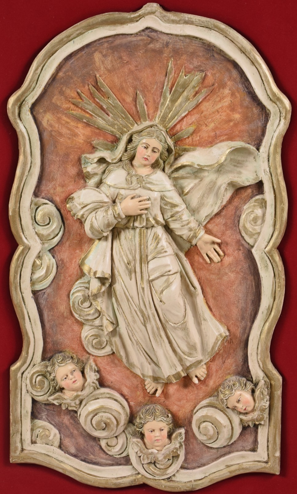 Placa decorativa de madeira com imagem de Nossa Senhora entalhada. - foto 1 de 4