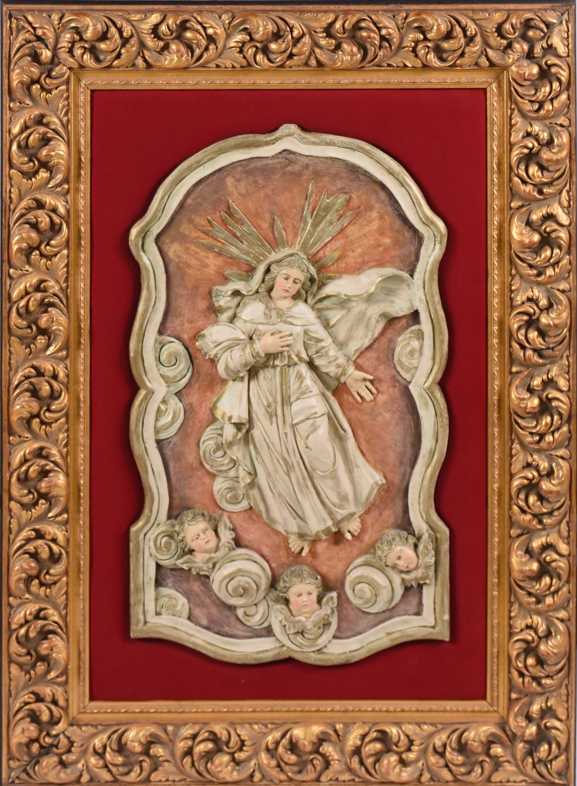 Placa decorativa de madeira com imagem de Nossa Senhora entalhada. - foto 2 de 4
