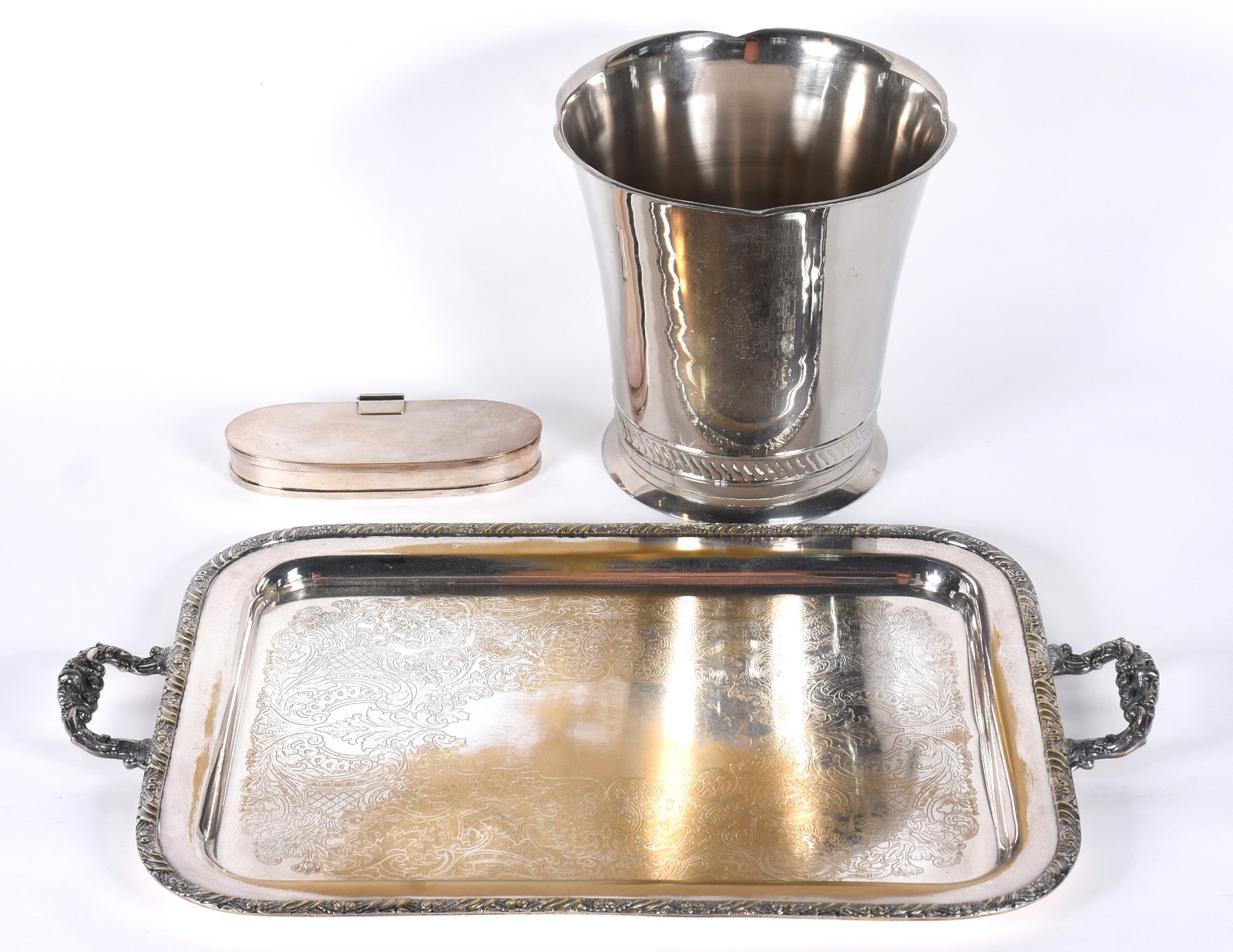 Três peças de metal, sendo: bandeja, balde para gelo e caixa oval... - foto 1 de 8
