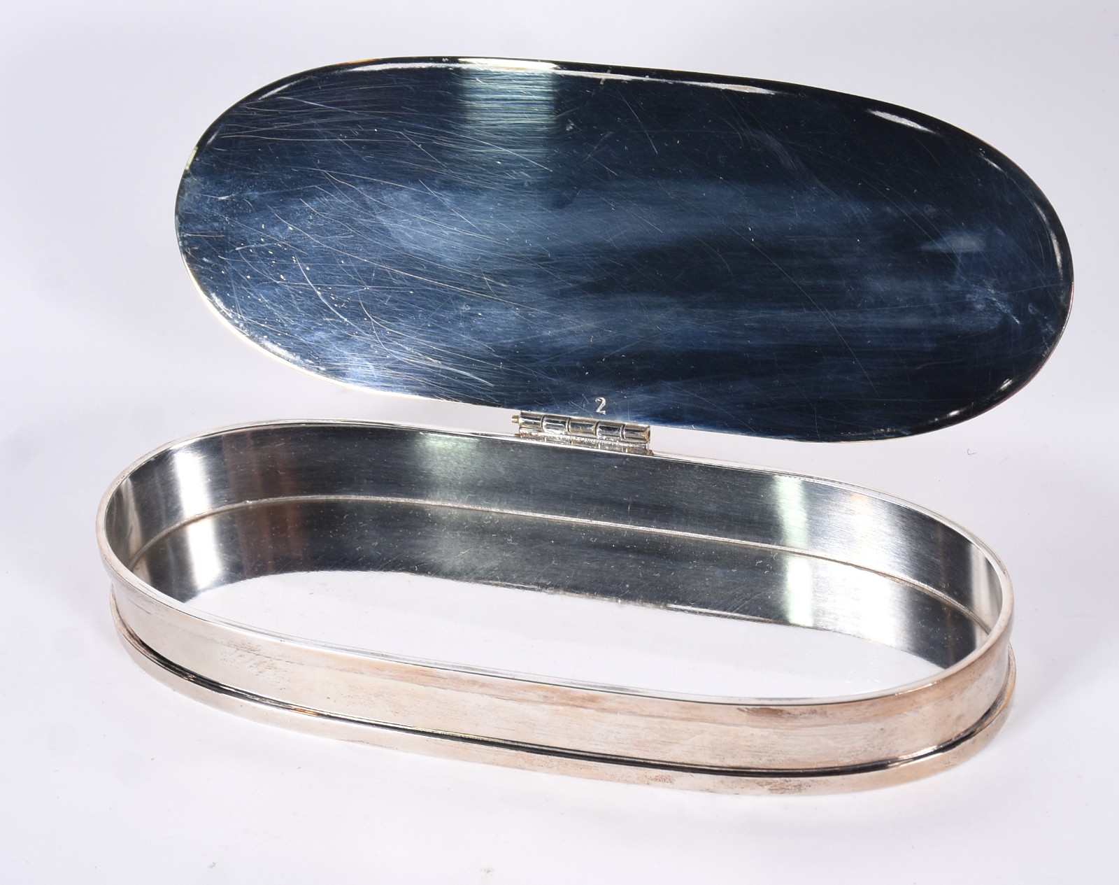 Três peças de metal, sendo: bandeja, balde para gelo e caixa oval... - foto 7 de 8