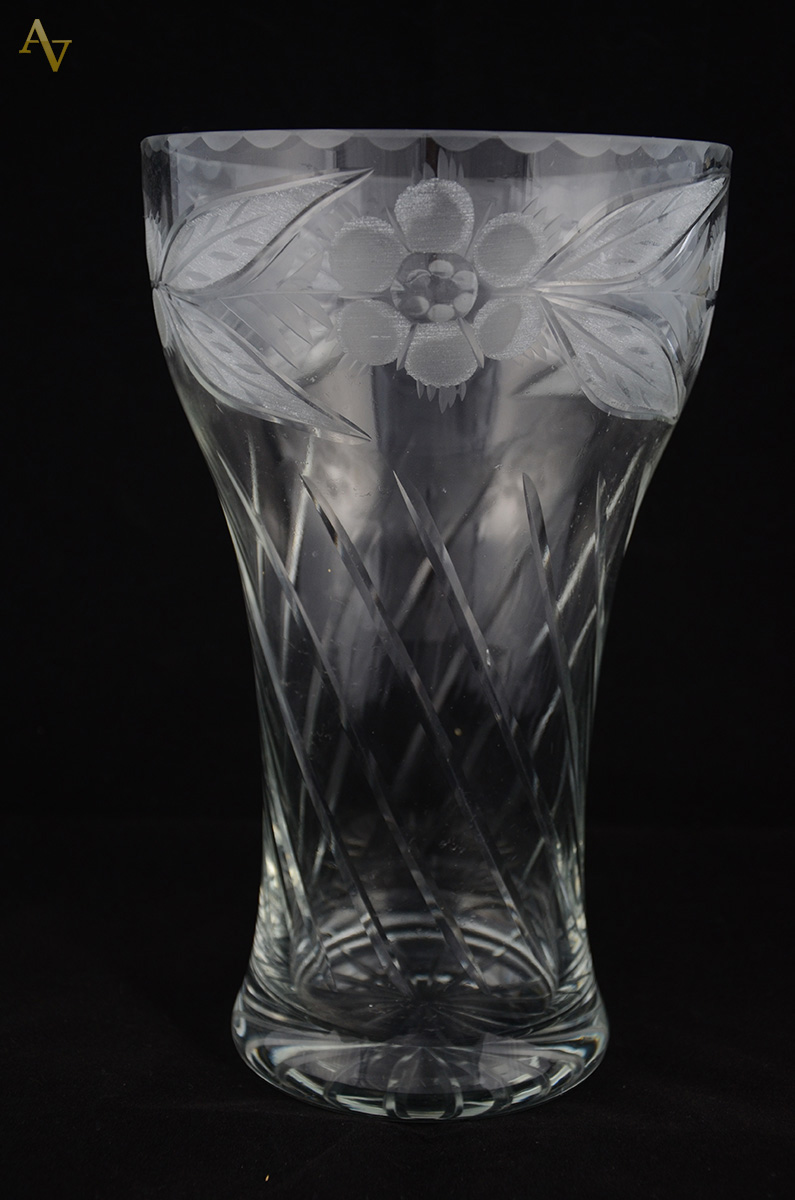 Vaso em cristal com flores foscas. Alt. 27 cm