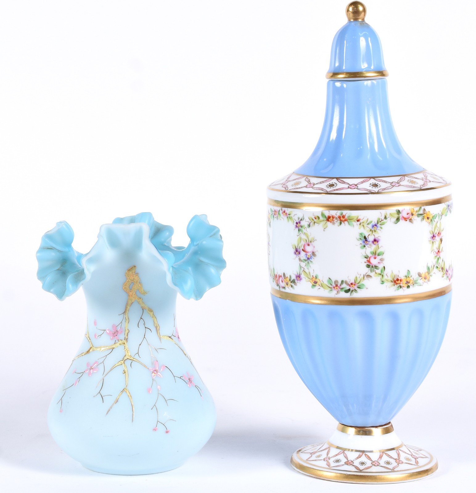 Duas peças, sendo um potiche de porcelana portuguesa Vista Alegre na... - foto 1 de 5