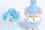 Duas peças, sendo um potiche de porcelana portu... - Duas peças, sendo um potiche de porcelana portuguesa Vista Alegre na cor azul com guirlandas florais em policromia e realces dourados e um peque...