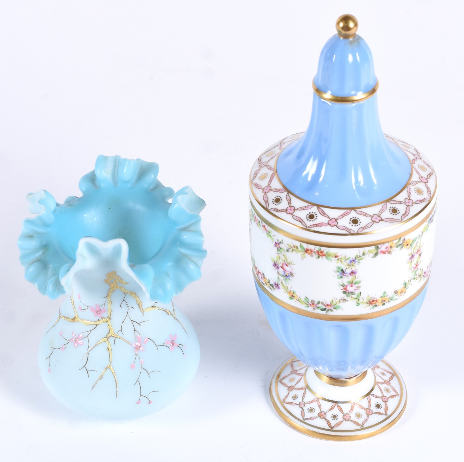 Duas peças, sendo um potiche de porcelana portuguesa Vista Alegre na... - foto 2 de 5