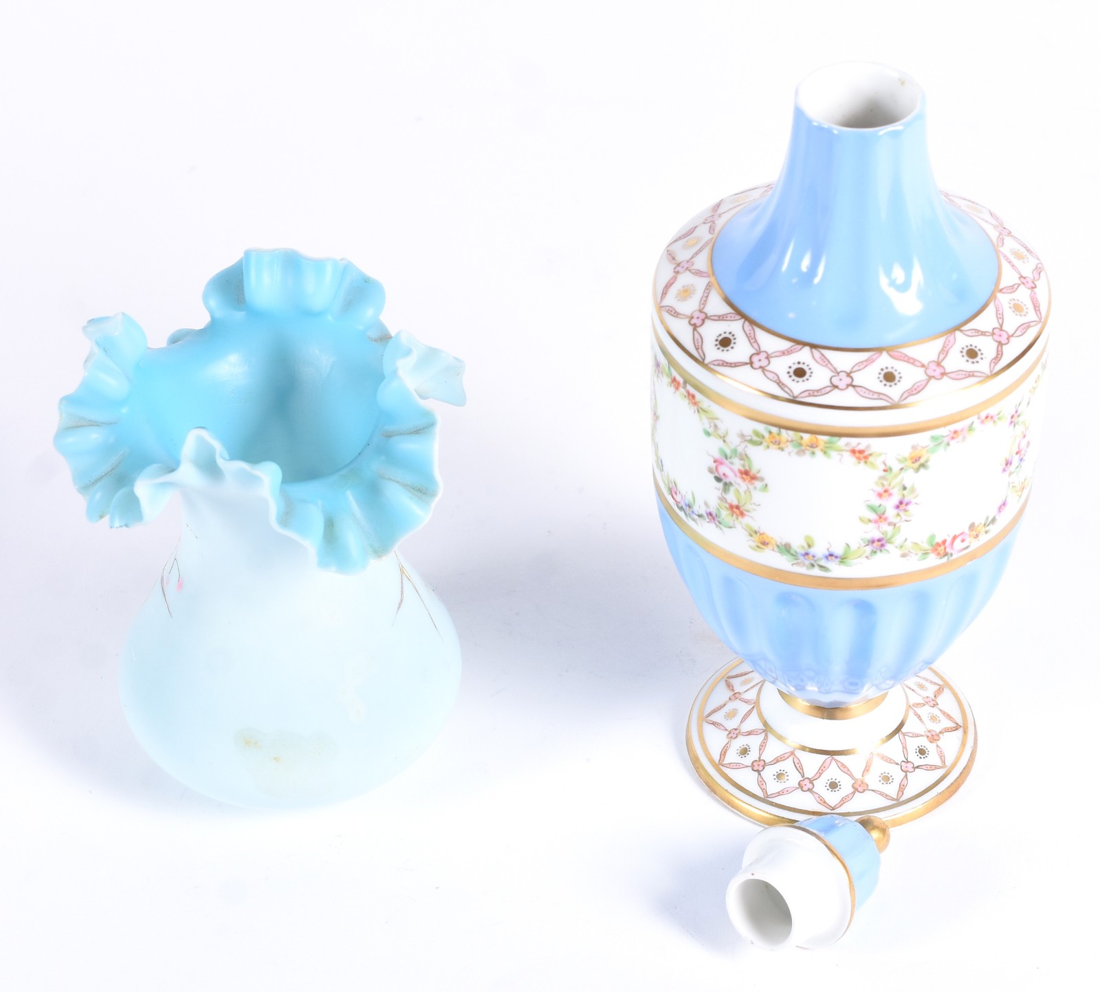 Duas peças, sendo um potiche de porcelana portuguesa Vista Alegre na... - foto 3 de 5