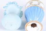 Duas peças, sendo um potiche de porcelana portu... - Duas peças, sendo um potiche de porcelana portuguesa Vista Alegre na cor azul com guirlandas florais em policromia e realces dourados e um peque...