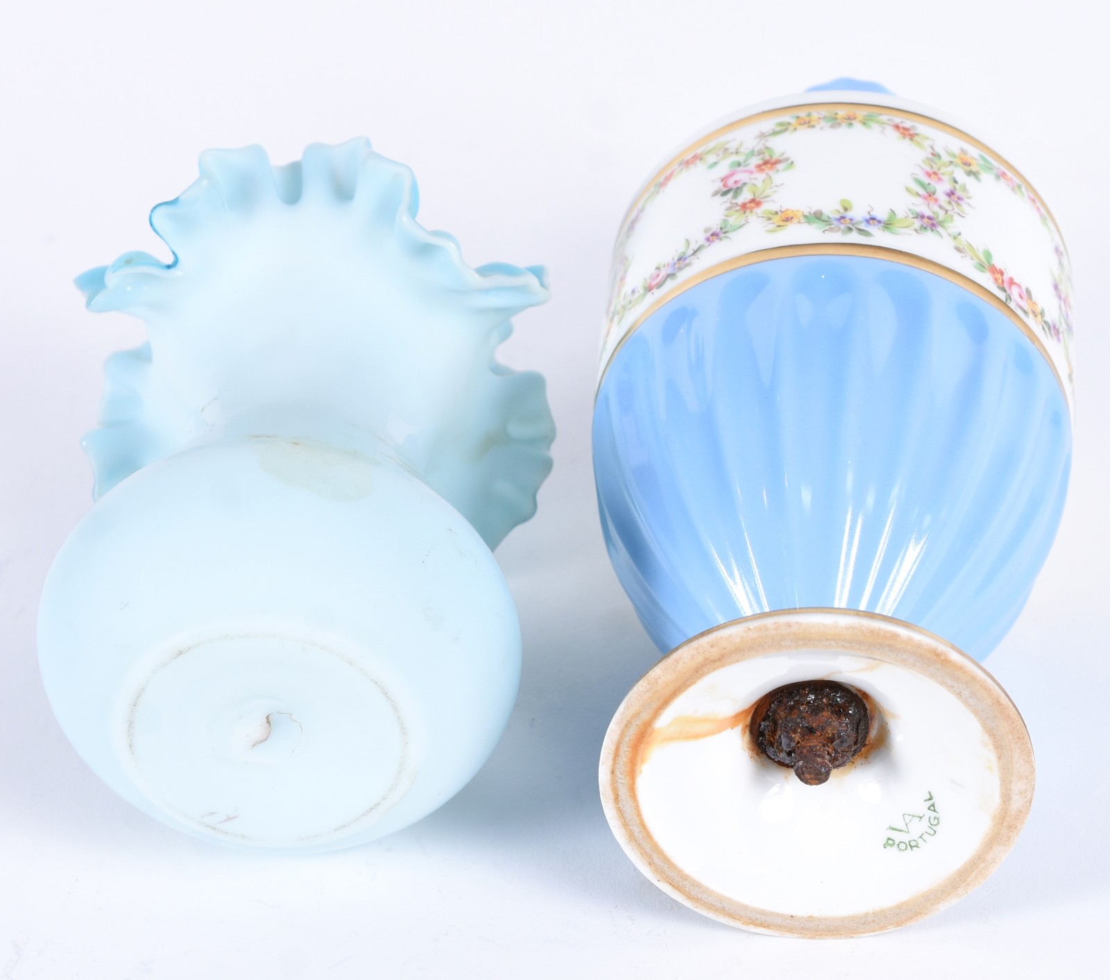Duas peças, sendo um potiche de porcelana portuguesa Vista Alegre na... - foto 4 de 5
