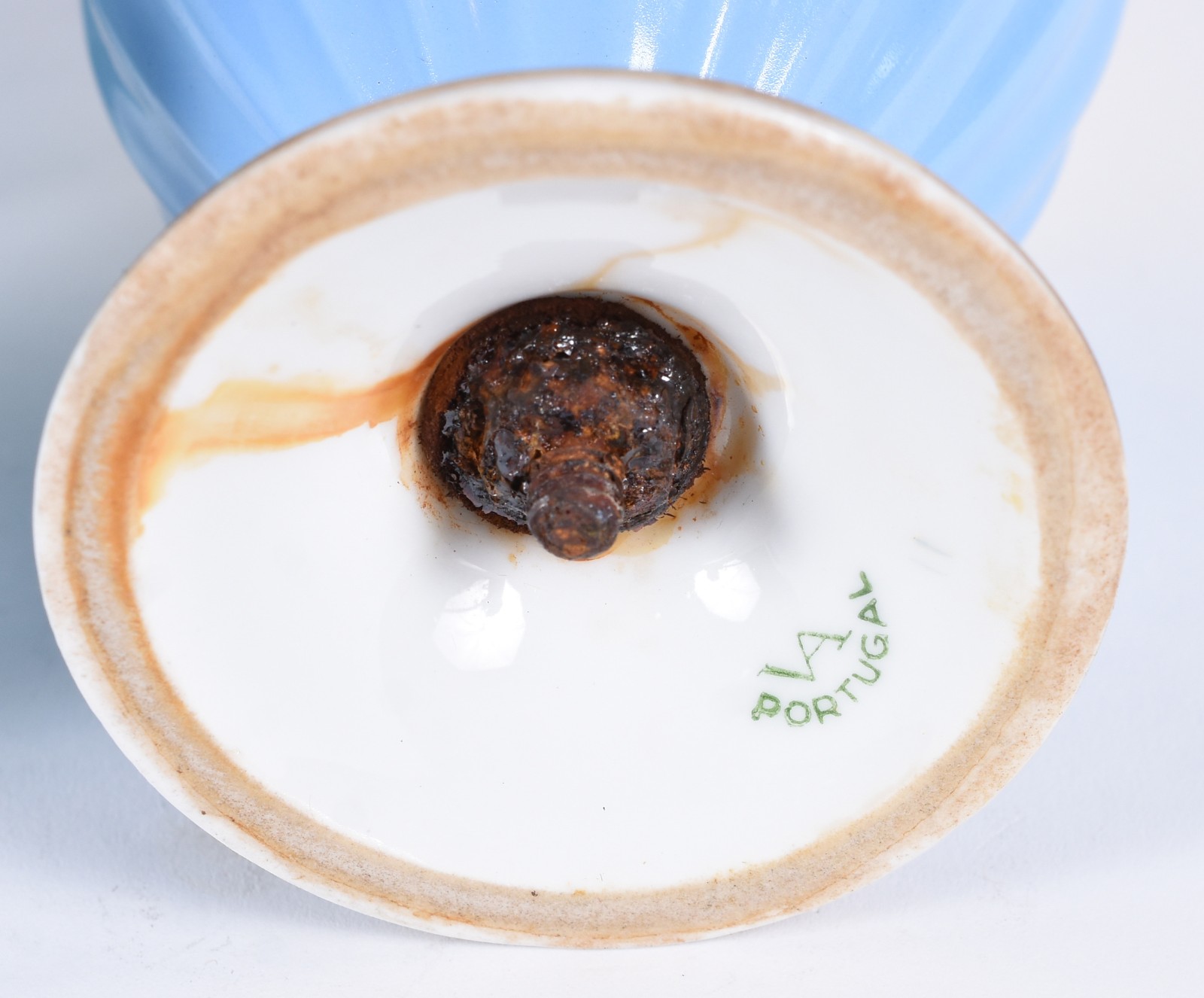 Duas peças, sendo um potiche de porcelana portuguesa Vista Alegre na... - foto 5 de 5