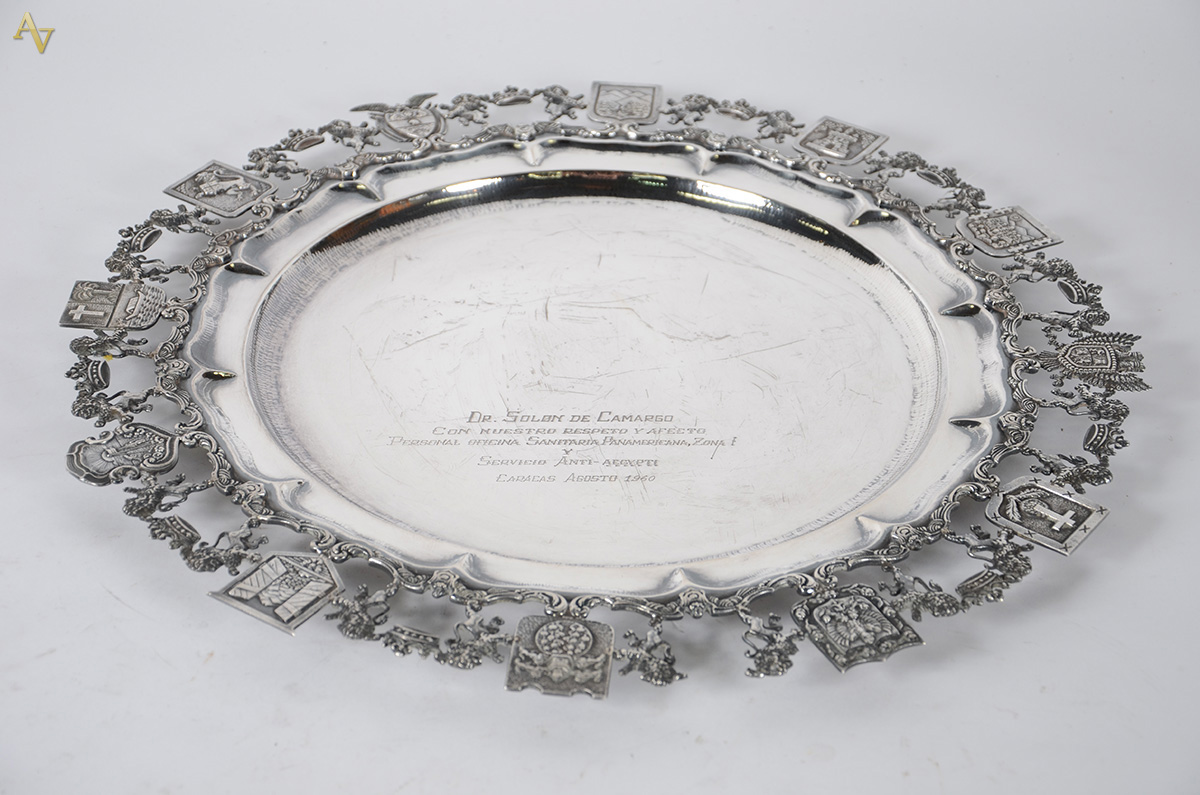 Medalhão de prata com dedicatória datada de 1960 ao centro, borda... - foto 1 de 2