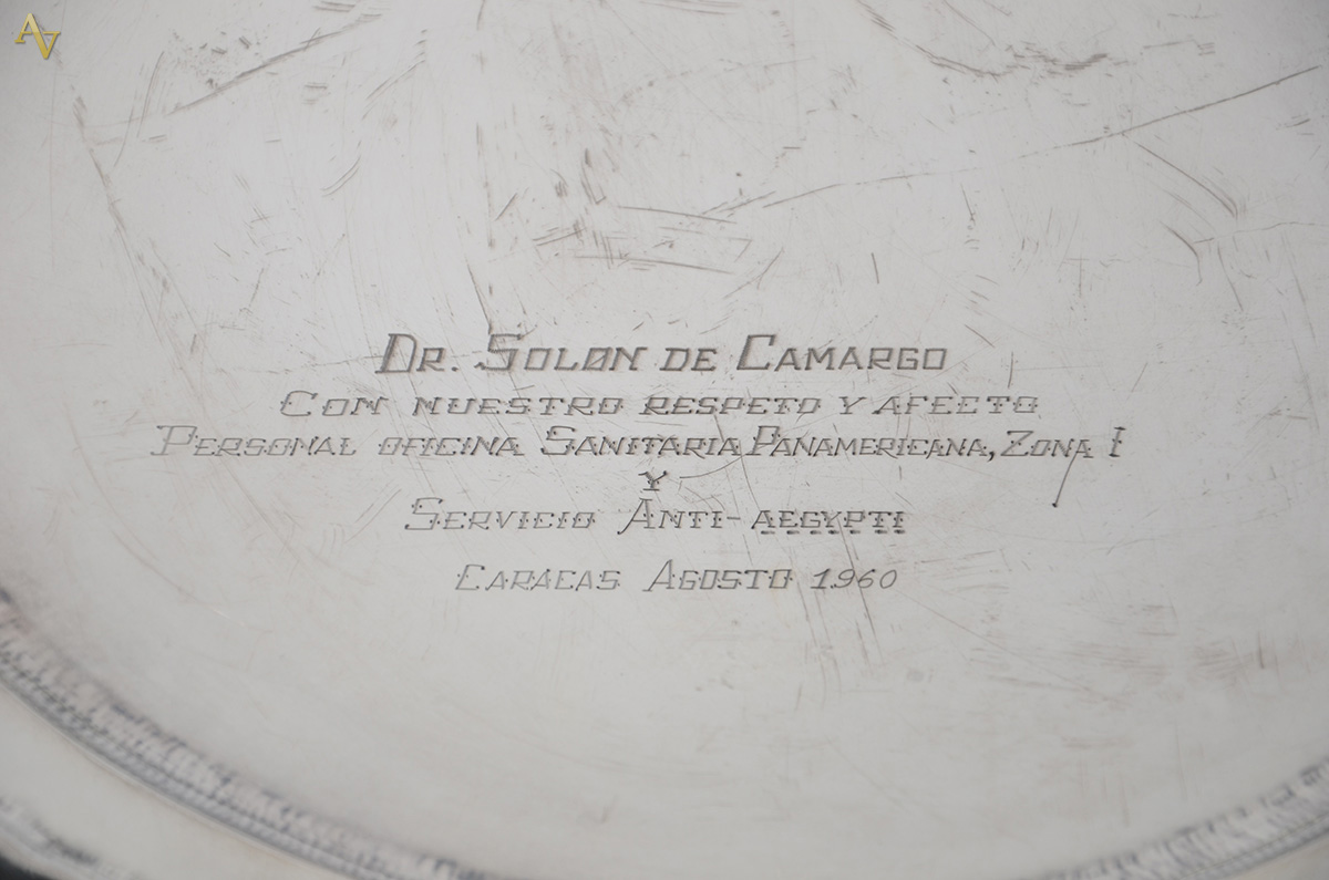 Medalhão de prata com dedicatória datada de 1960 ao centro, borda... - foto 2 de 2