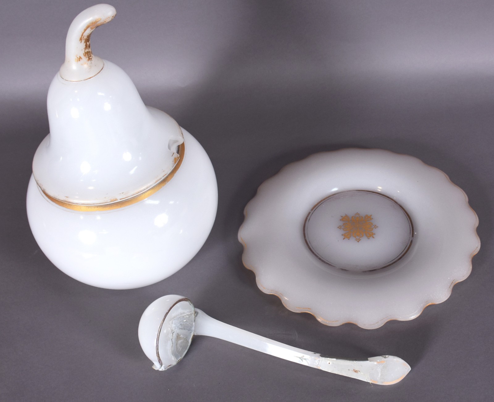 Poncheira de opalina francesa Baccarat na cor branca com resquícios... - foto 2 de 5
