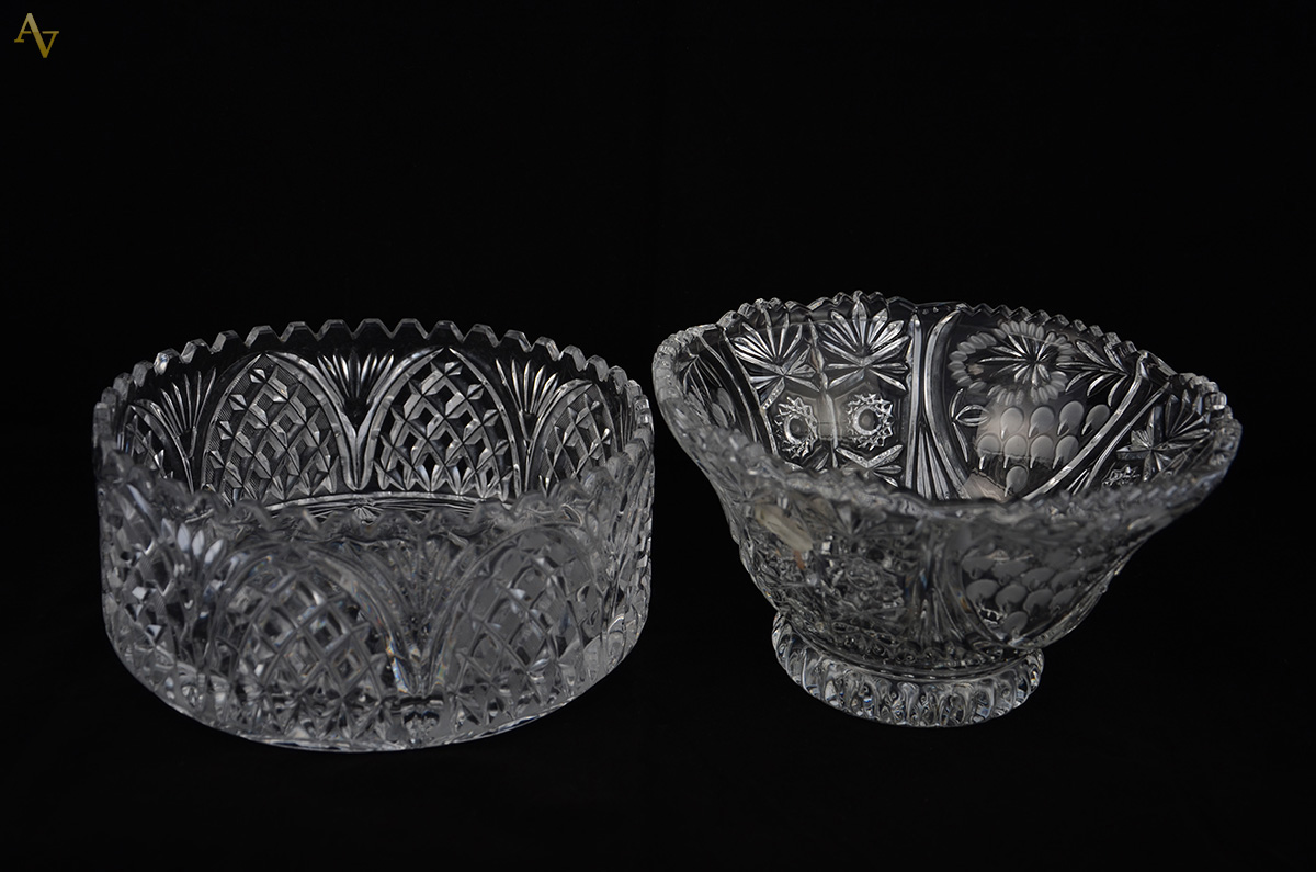 Dois bowl em cristal, sendo: um redondo e outro com flores foscas...