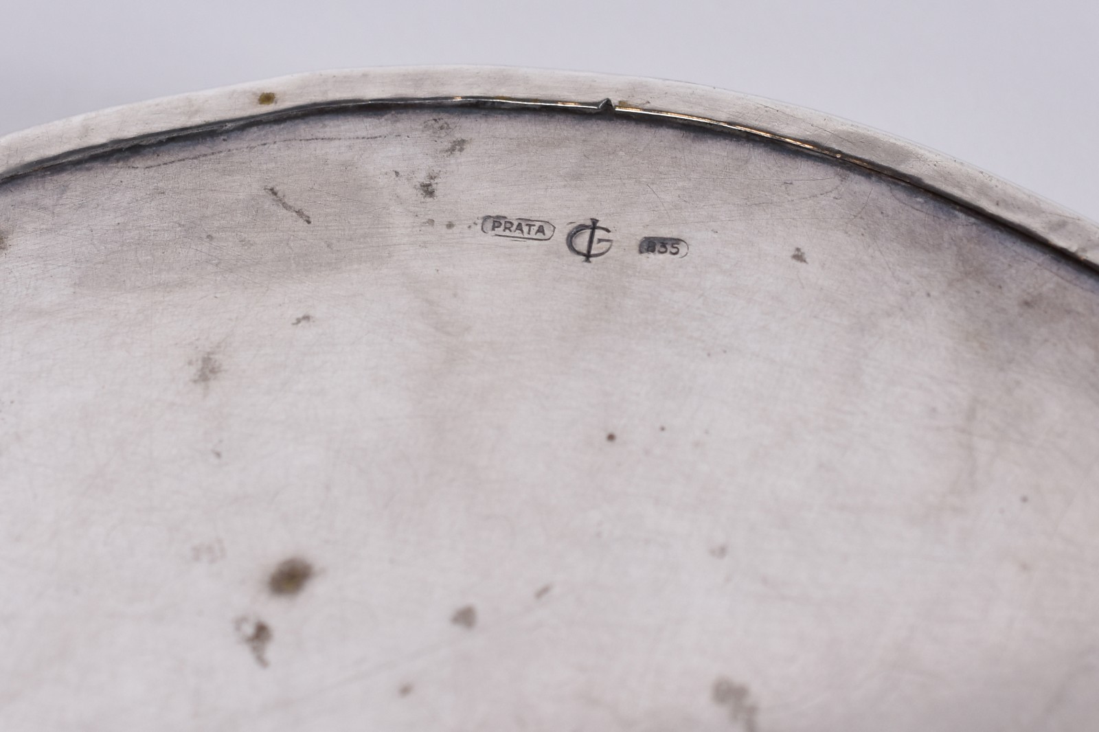 Três pequenas salvas de prata contrastada. Peso da prata: 480 g. Uma... - foto 4 de 8