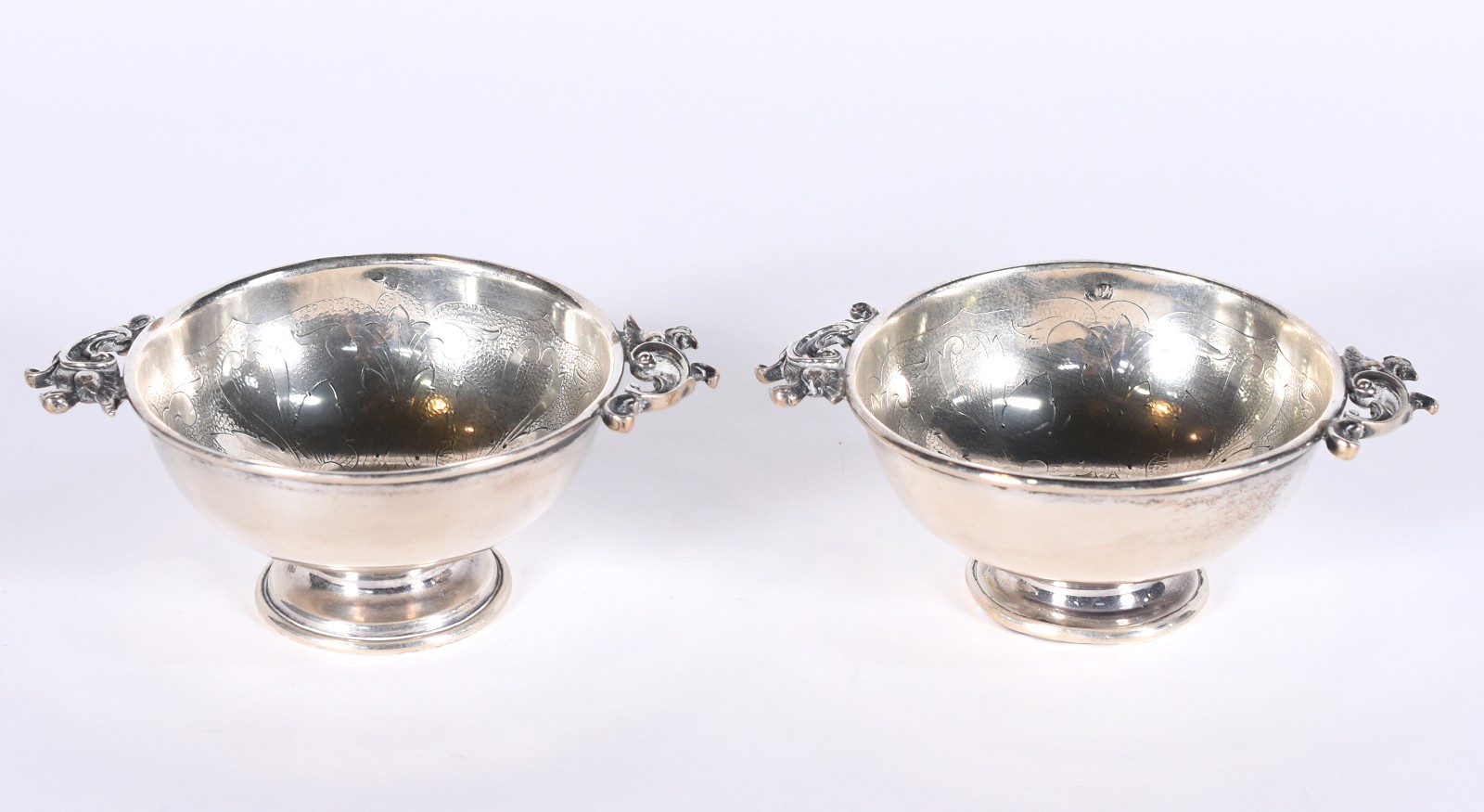 Par de pequenos bowls com alças na forma de animais estilizados de... - foto 1 de 5