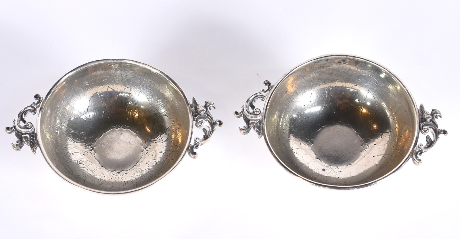 Par de pequenos bowls com alças na forma de animais estilizados de... - foto 2 de 5