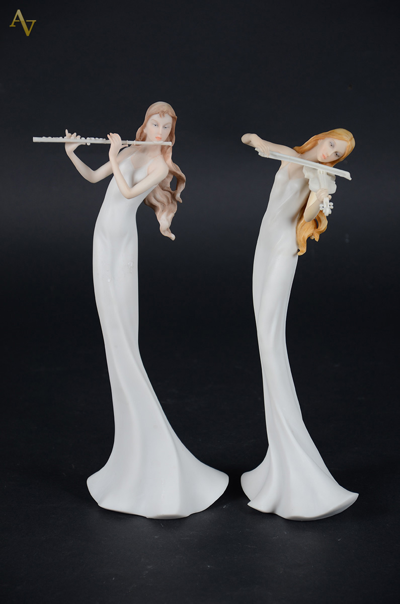 Duas figuras femininas de resina com violino e flauta. Procedência... - foto 1 de 2
