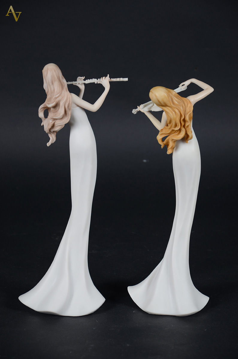 Duas figuras femininas de resina com violino e flauta. Procedência... - foto 2 de 2